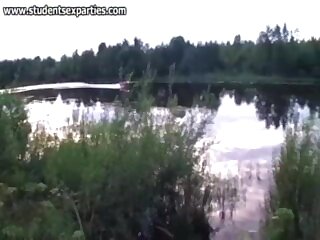 Студенты пожарили на пикнике сосиски и молодых однокурсниц