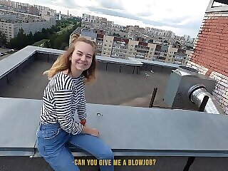 Молодая потрахалась на крыше со своим парнем с камшотом на лицо