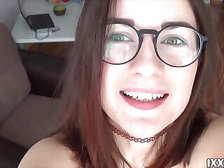 Стоило киске намокнуть, и девушка легла её сразу дрочить